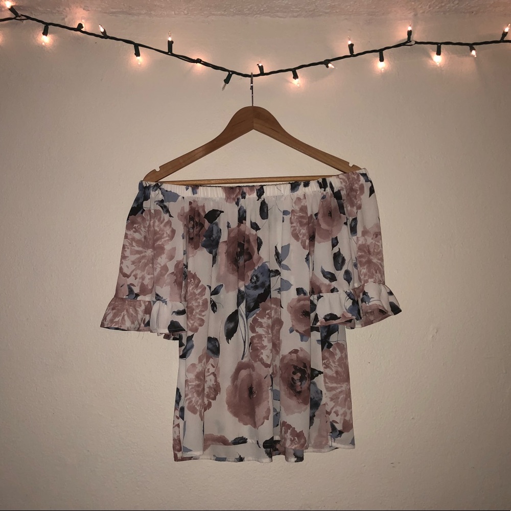 Off the shoulder floral top 🌸